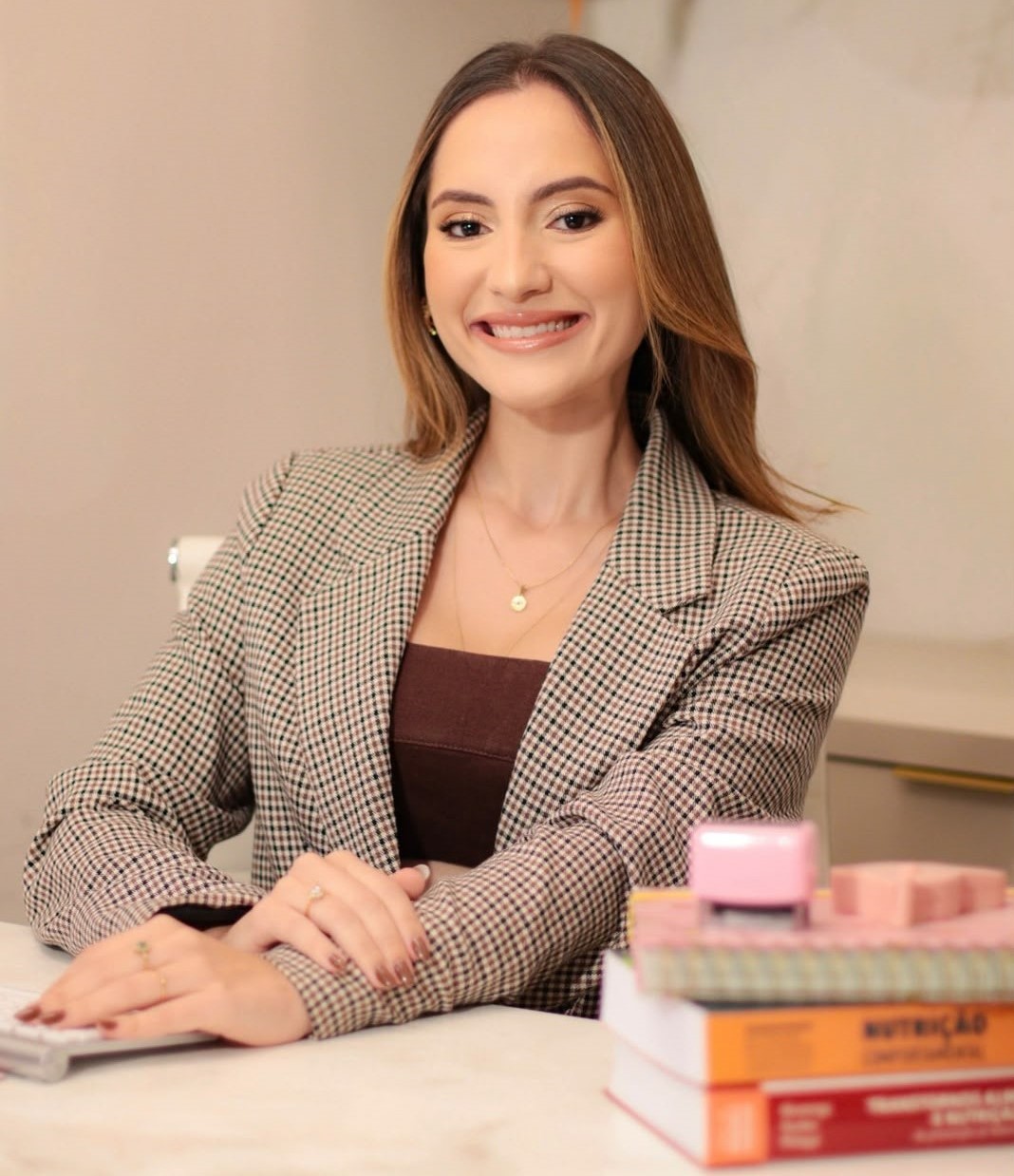 Laura Cavalcanti, nutricionista, em seu consultório